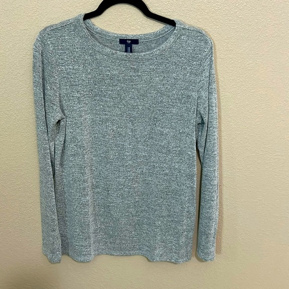 Gap women’s gray shirt in a medium. - Picture 1 of 4